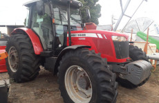 Vende-se 01 Massey Ferguson 4299/2015 Cabinado. Tel/Zap.: 34-3822-5500 – Roberto – Patos de Minas – MG. iamaqvendas@yahoo.com.br