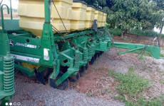 Vendem-se duas Plantadeiras John Deere modelo 9213 VacuMeter de 11 linhas em bom estado. Valor $60 mil cada. Tel.: 34-99955-0600 – Lázaro.