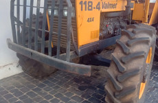 Vende-se Trator Valmet 118/4 sem braços do hidráulico Tel.: 34-99985-1647 José Henrique;