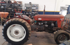 Vende-se 01 Massey Ferguson 50X motor retificado. Tel.: 34-3822-5989 – MULTSOLDAS – Patos de Minas – MG. multsoldas.patos@terra.com.br