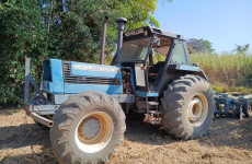 Vende-se -01 New Holland 8630/96. Tel.:: 34-99769-0552 - Célio.