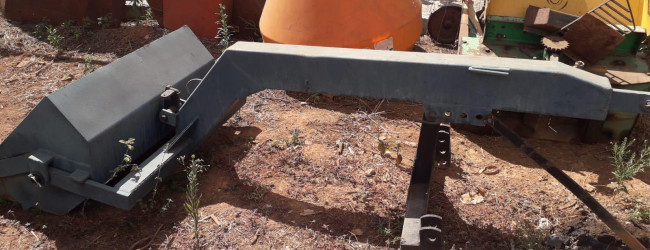 Vende-se 01 Pá Traseira.  Tel.: 34-3822-5989 – MULTSOLDAS – Patos de Minas – MG. multsoldas.patos@terra.com.br