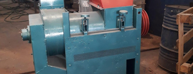 Vende-se   01 Máquina de Debulhar Milho  Estacionária acoplamento para Motor Elétrico. Tel.: 34-3822-5989 – MULTSOLDAS – Patos de Minas – MG. multsoldas.patos@terra.com.br