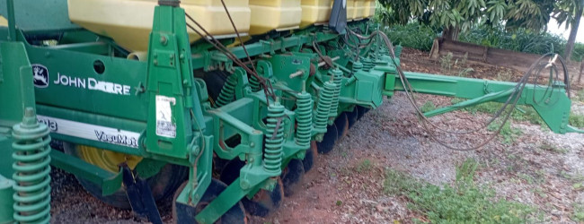 Vendem-se duas Plantadeiras John Deere modelo 9213 VacuMeter de 11 linhas em bom estado. Valor $60 mil cada. Tel.: 34-99955-0600 – Lázaro.
